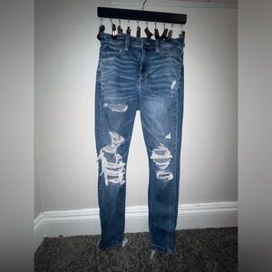 Medium Wash ripped American Eagle Jeans/Jeggings